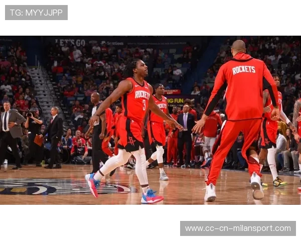 后卫“盯人贴身训练”被视频记录，细节教学成热搜话题